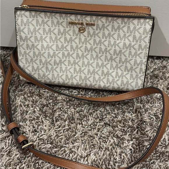 Michael Kors Handbags - Michael Kors crossbody